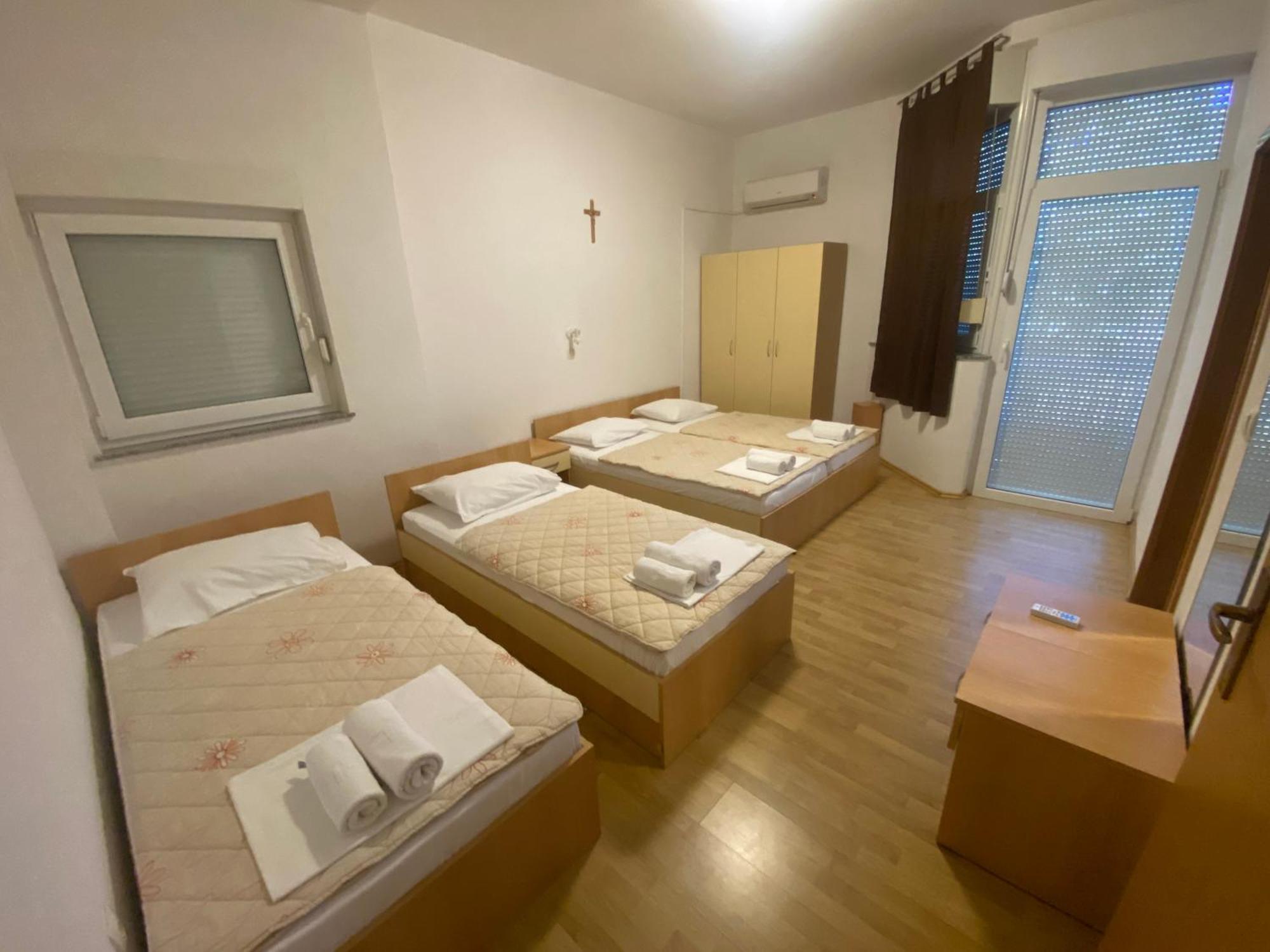 Guest House Regina Mundi เมจูโกเรีย ภายนอก รูปภาพ